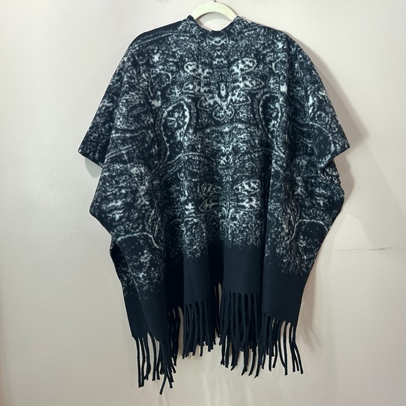 NWT Rachel Zoe Black Abstract Knit Sweater Poncho Womens One Size - Picture 2 of 4